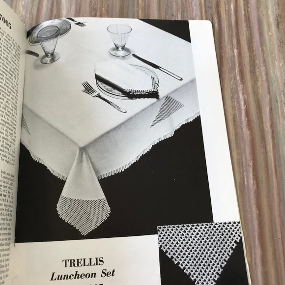 Doilies Luncheon Sets Table Runners Vintage 1940 Crochet Pattern Book 147 - Picture 3 of 4